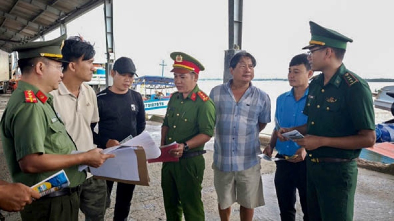 Cong an xa Tran De phoi hop Bo doi Bien phong TP Can Tho tuyen truyen phap luat, phong chong toi pham cho ngu dan tai cang ca. Anh: Cong an TP Can Tho