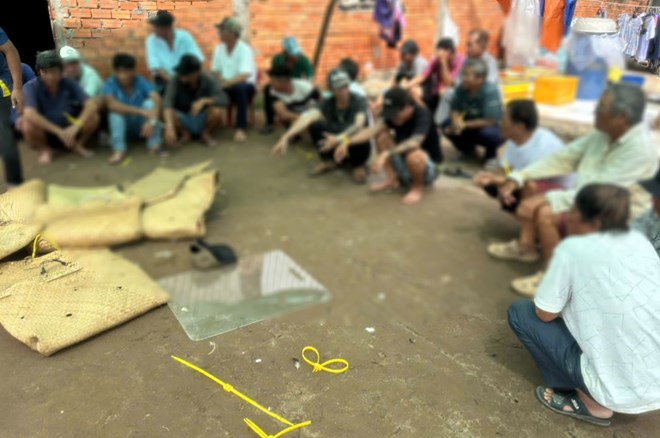 Cong an xa Tran De phoi hop cac luc luong triet xoa tu diem da ga an thua bang tien tai ap Dau Giong hoi thang 11.2025. Anh: Cong an TP Can Tho