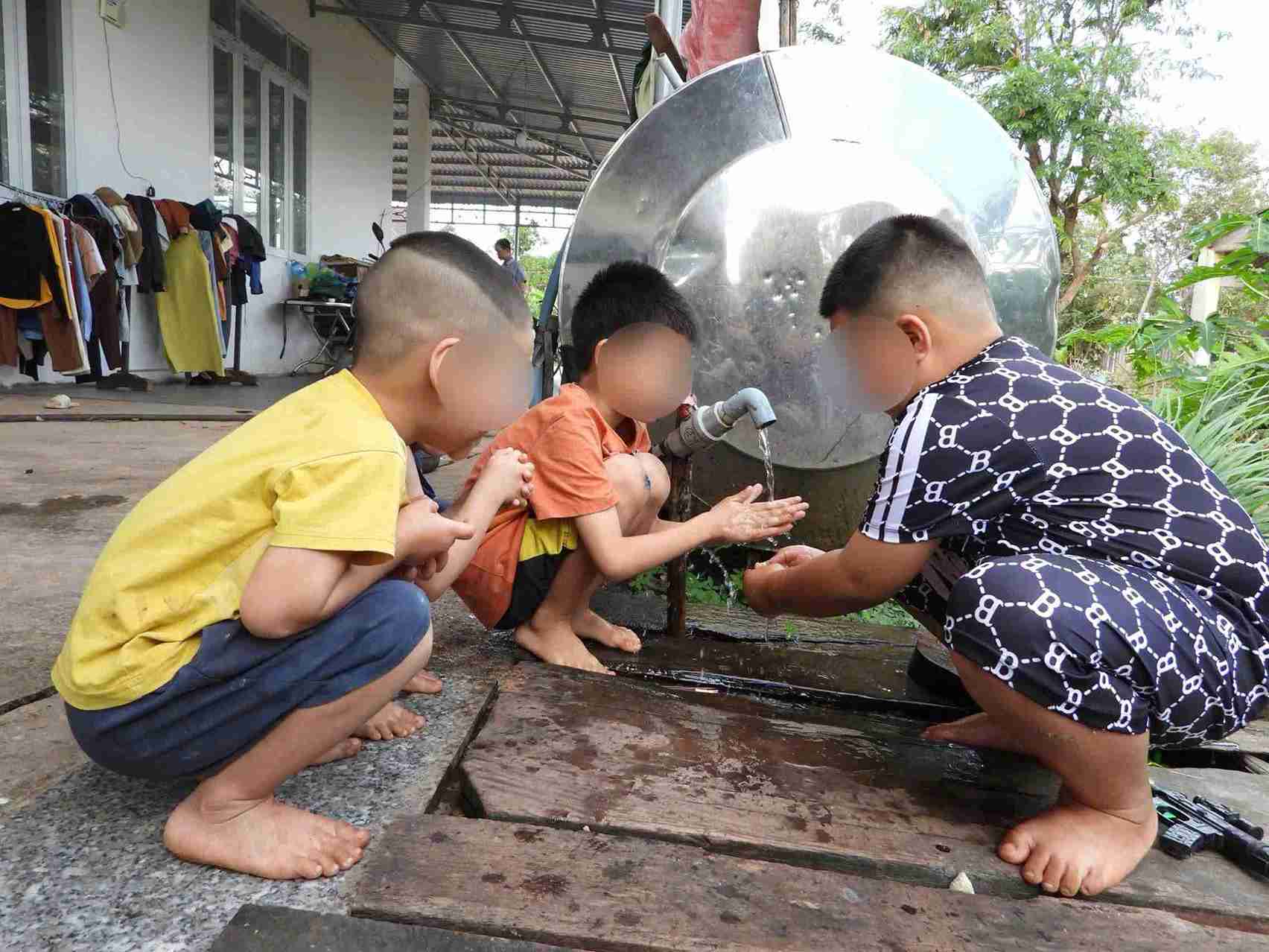 Nhieu gia dinh kho khan o xa da co nuoc sach dung on dinh. Anh: Bao Trung