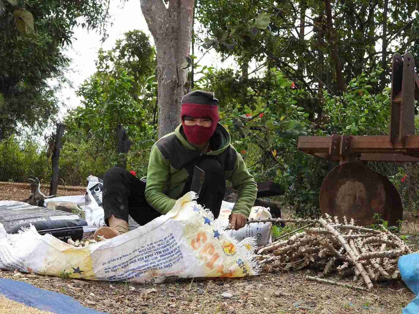 Doi song cua nguoi dan o xa con nhieu kho khan. Anh: Bao Trung