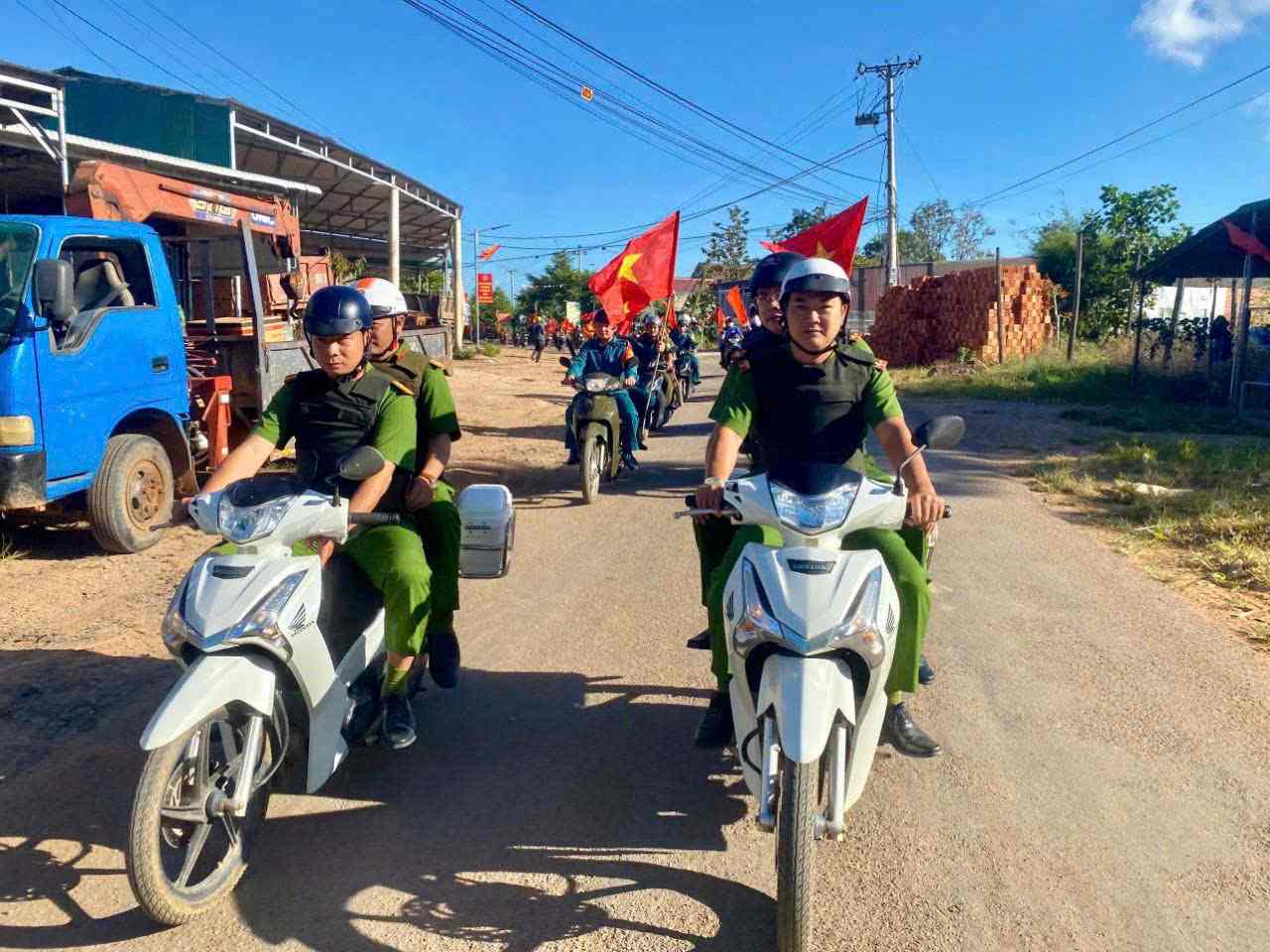 Luc luong cong an xa bam dia ban, dam bao an ninh trat tu. Anh: Bao Trung