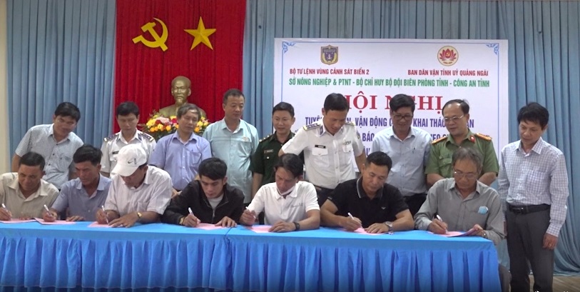 Cac co quan chuc nang van dong ngu dan Quang Ngai ky cam ket khong xam pham vung bien nuoc ngoai de khai thac thuy san. Anh: Vien Nguyen