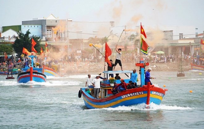 Hien nay, hau het ngu dan Quang Ngai hoat dong khai thac hai san tu tuyen khoi, den tuyen long deu chap hanh nghiem cac quy dinh phap luat, chu dong trong viec lap dat thiet bi giam sat hanh trinh. Anh: Vien Nguyen