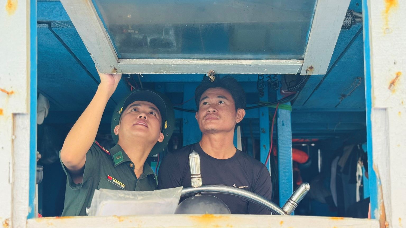 Bo doi Bien phong Quang Ngai kiem tra thiet bi giam sat hanh trinh tren tau ca ngu dan. Anh: Vien Nguyen