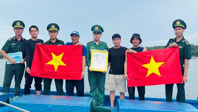 Quang Ngai Border Guard propagates against illegal fishing for fishermen. Photo: Vien Nguyen