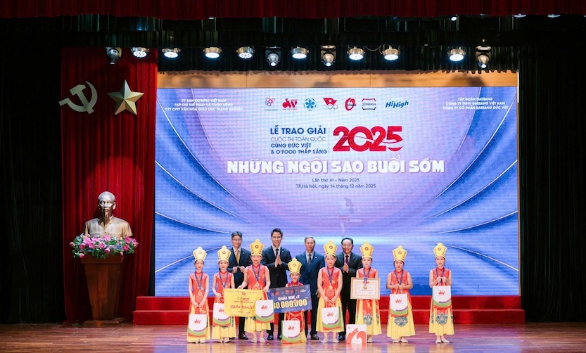 Ban to chuc trao giai Nhat cho cac doi thi. Anh: BTC