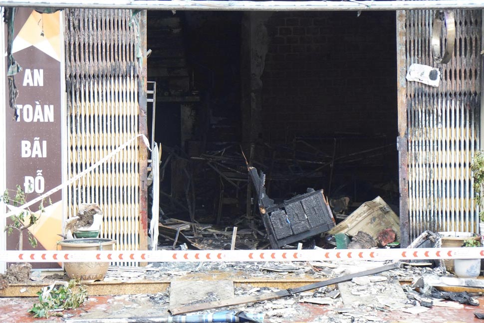 Do dac, vat dung duoi tang 1 bi thieu rui hoan toan. Anh: Hoai Phuong