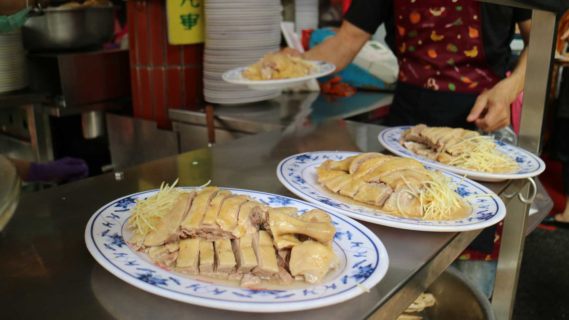 Steamed chicken with ginger is a dish that is good for liver and kidney function. Photo: Thuy Trang