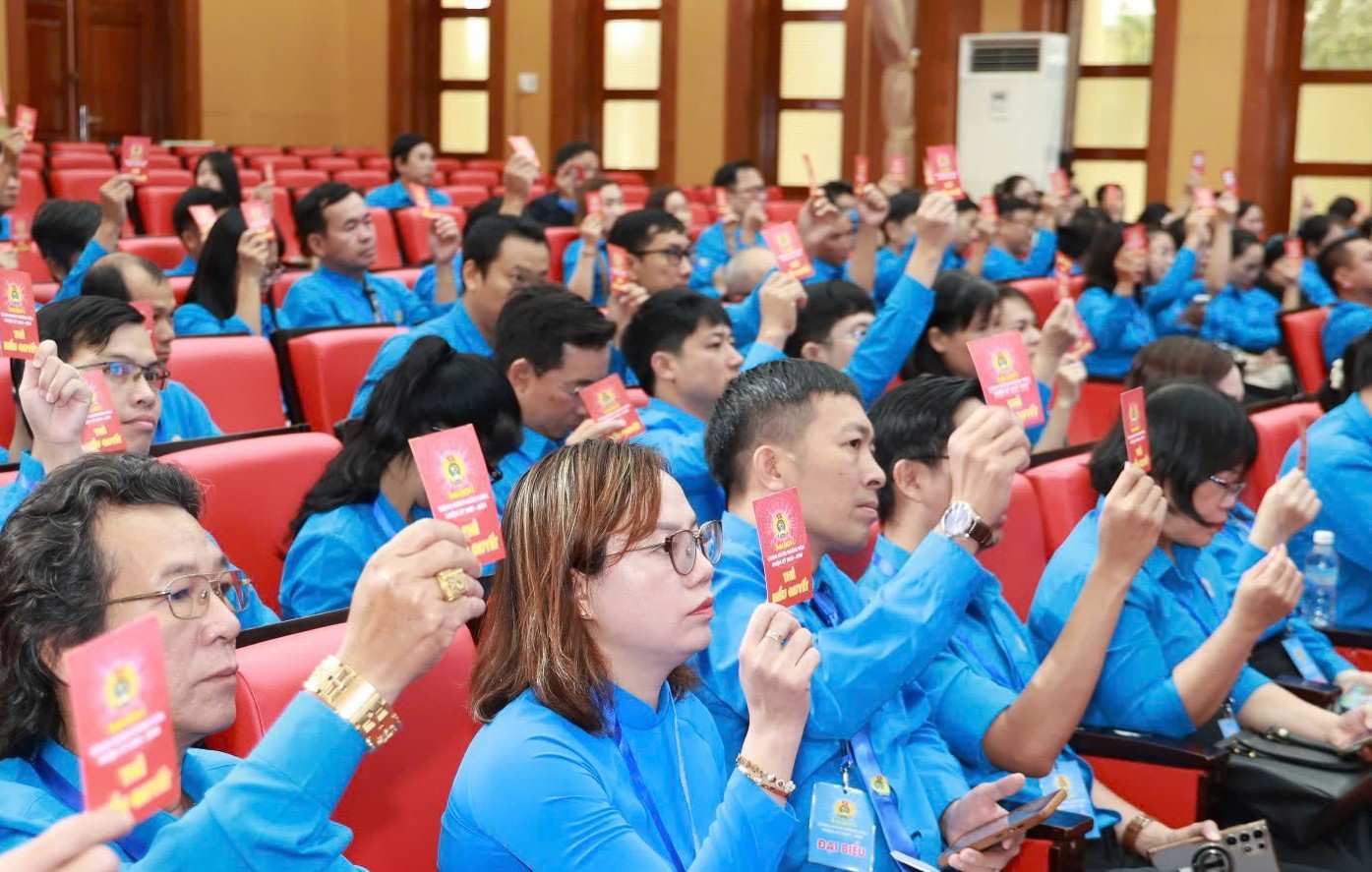 200 delegates representing the voices of union members and workers in the province attended the 1st Khanh Hoa Trade Union Congress, term 2025-2030. Photo: Phuong Linh