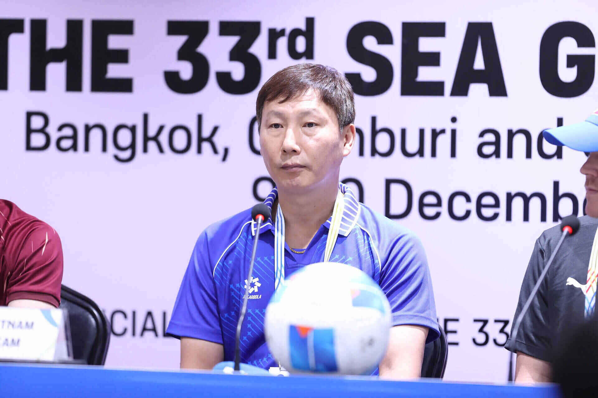 L'entraîneur Kim Sang-sik de l'équipe vietnamienne U22 assiste à la conférence de presse du 14 décembre. Photo : Minh Dân