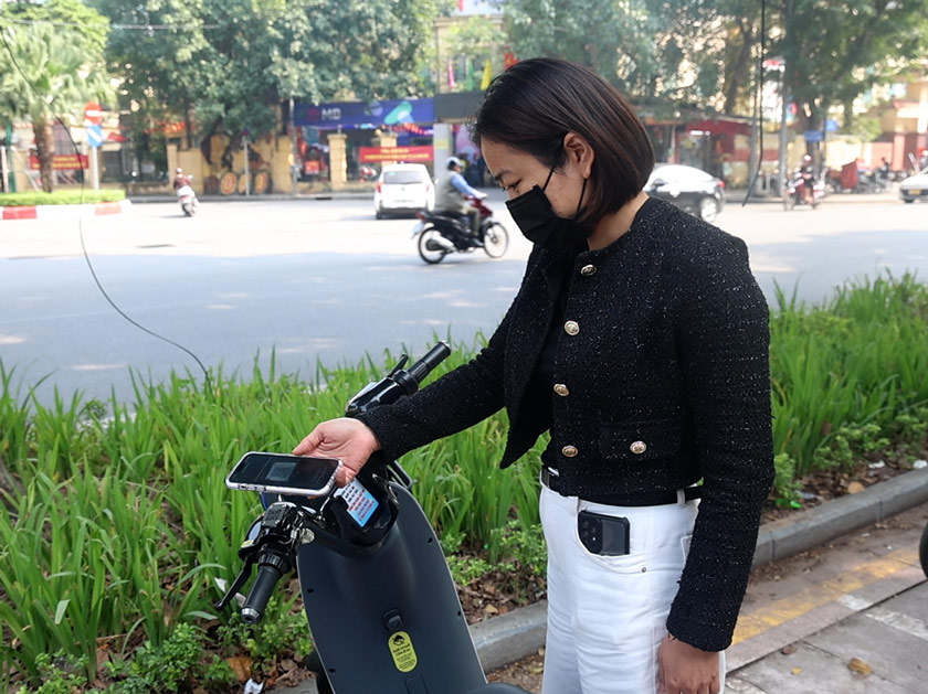 Nguoi dan quet ma QR trai nghiem xe dap dien cong cong. Anh: Viet Anh
