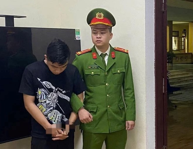 Trộm ô tô rồi chở bạn gái về nhà Trộm ô tô rồi chở bạn gái về nhà