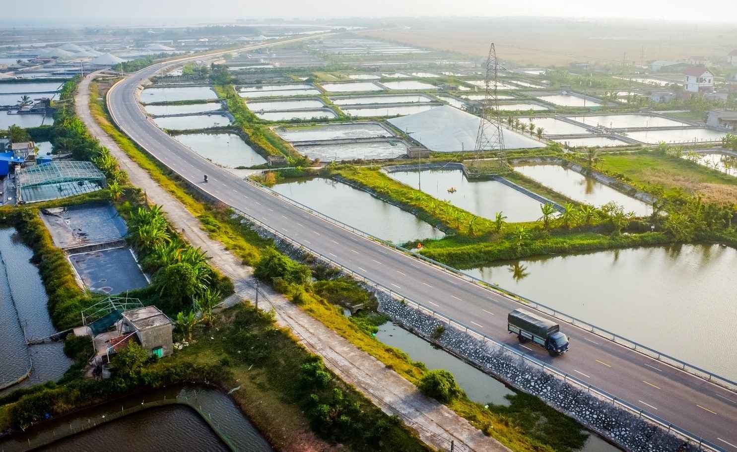 Du an tuyen duong bo ven bien doan qua tinh Ninh Binh co tong chieu dai 69km. Anh: Nguyen Truong