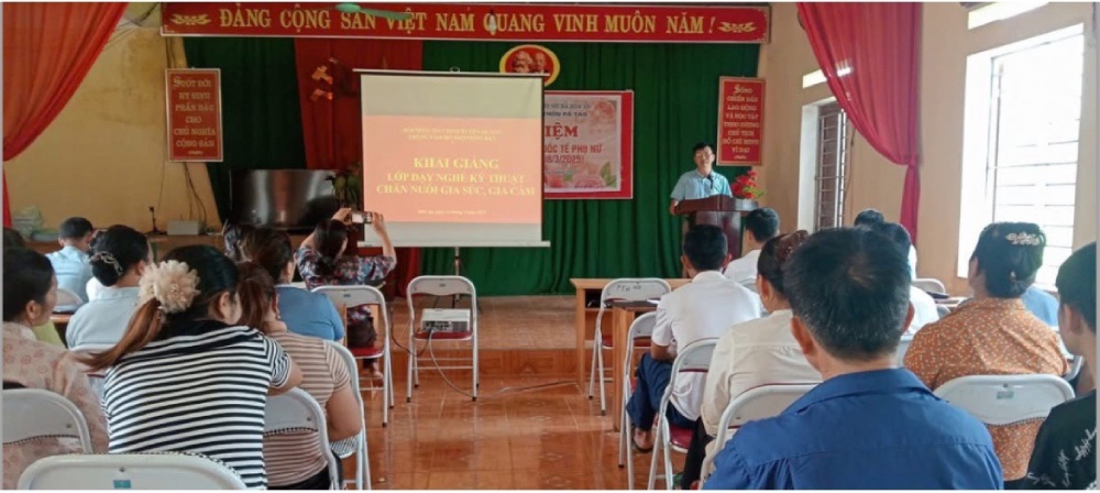 Mot lop dao tao nghe ky thuat chan nuoi gia suc, gia cam duoc to chuc tai xa Hoa An. Anh: Son Hao/VGP