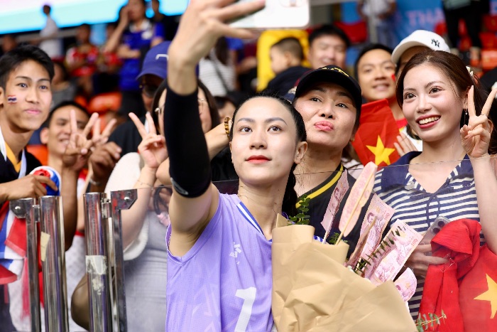 Sau tran dau, nhieu khan gia da nan lai de chup hinh luu niem voi cac nu tuyen thu.