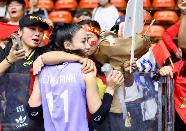 Doi chuyen Hoang Thi Kieu Trinh duoc me om hon, chia se niem vui.