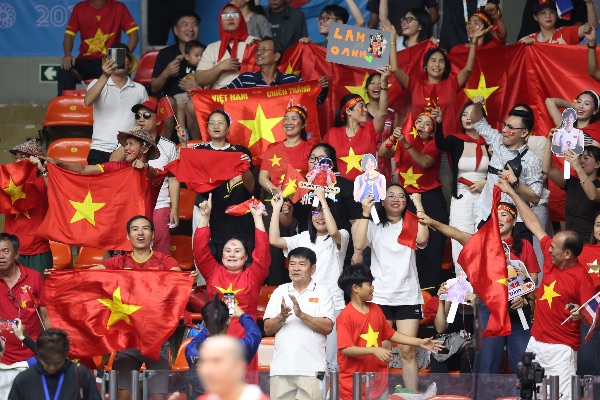 Tren khan dai nha thi dau Huamark Indoor Stadium (Bangkok, Thai Lan), rat dong co dong vien mang theo Quoc ki, mac ao co do sao vang co vu cho Thanh Thuy va dong doi.