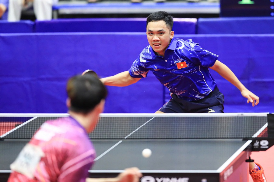 El tenista Dinh Anh Hoang y sus compañeros de equipo llegaron a la final del evento de equipo masculino de futbol sala de los SEA Games 33. Foto: Minh Dan