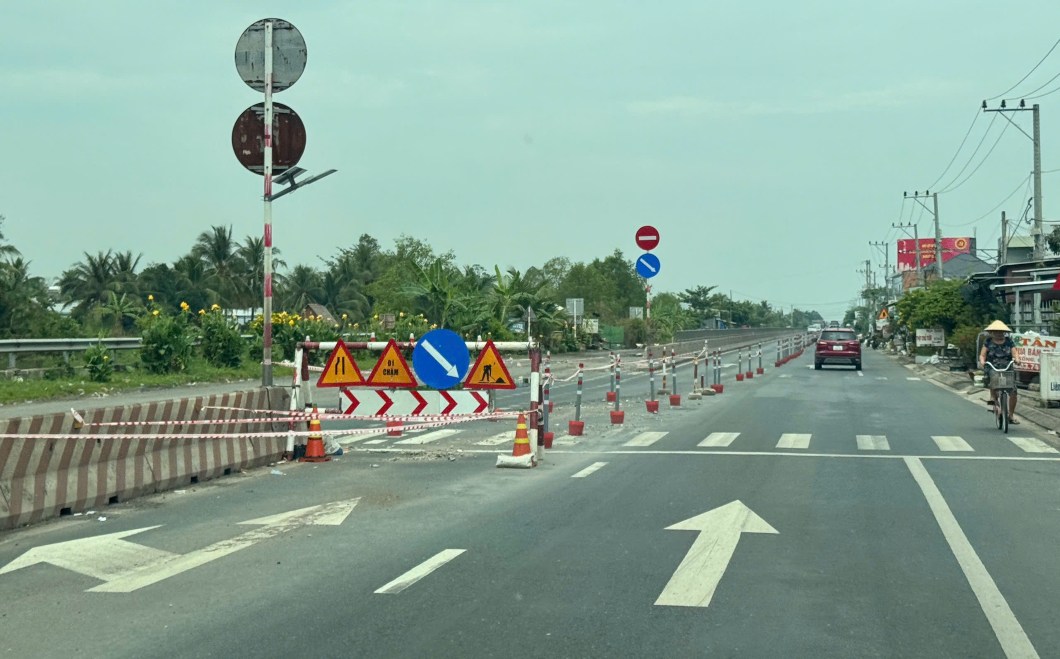 Doan Quoc lo 1A qua xa Dai Ngai (TP Can Tho) bi giang day, cam mot lan duong do sut lun. Anh: Phuong Anh