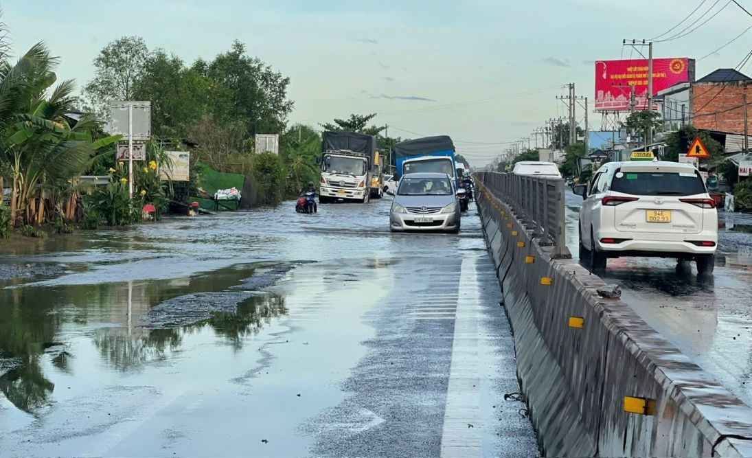 2025년 11월 폭우와 만조가 결합된 후 침수된 Dai Hai 코뮌(껀터시)을 통과하는 국도 1A. 사진: Phuong Anh