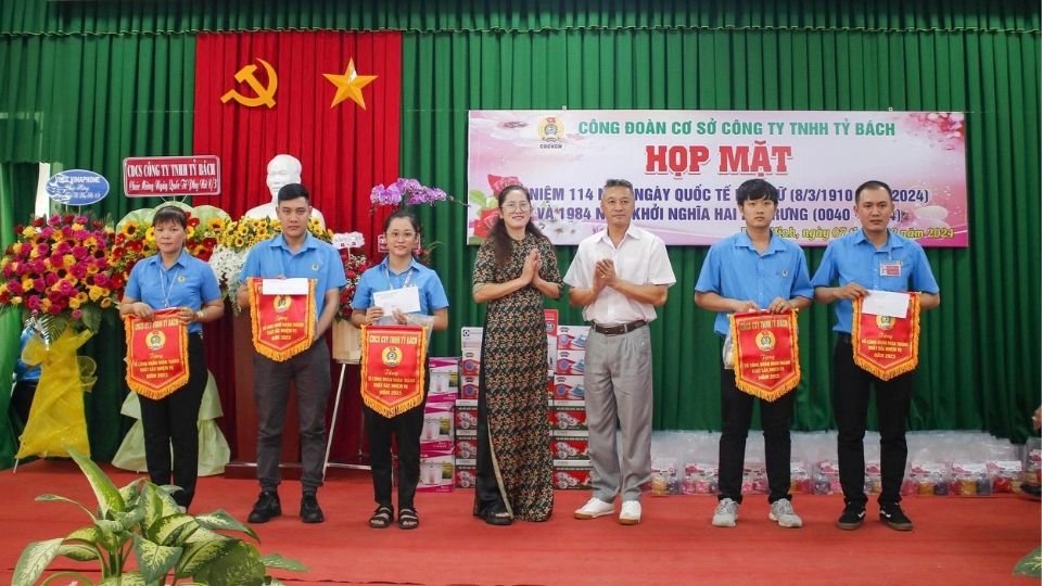 Cong doan phoi hop to chuc hoat dong van hoa, van nghe, the thao dip le, thu hut dong dao doan vien tham gia. Anh: Hoang Loc