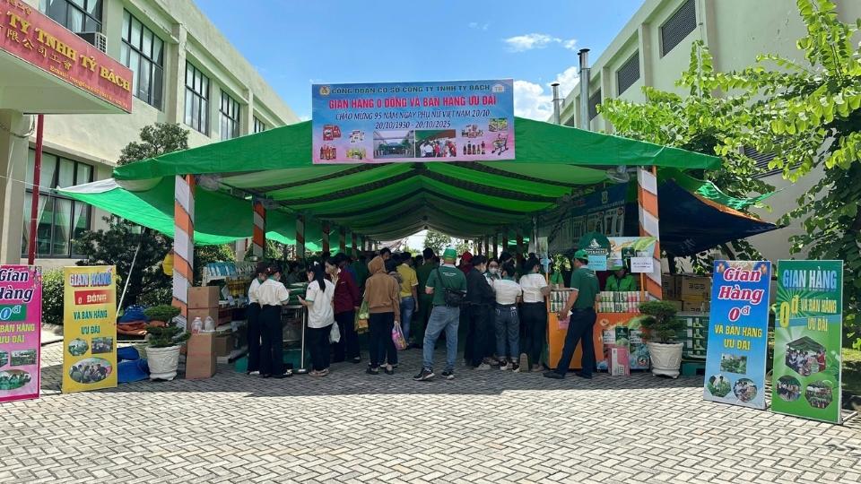 Cong doan to chuc Phien cho 0 dong ho tro cong nhan kho khan tai doanh nghiep. Anh: Hoang Loc