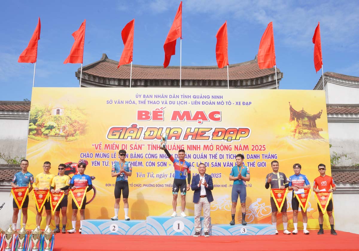 Ban to chuc trao giai cho cac van dong vien xuat sac nhat ve dich o noi dung nam tre duong truong. Anh: Quang Ninh