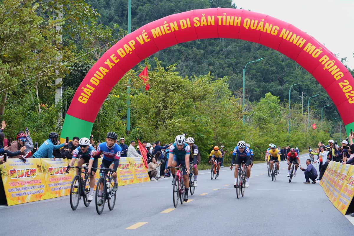 Athletes accelerate to the finish line. Photo: Thanh Tung