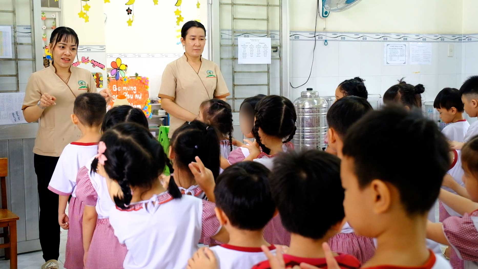 Viec nang phu cap uu dai nghe la tin vui doi voi nhieu giao vien. Anh: Han Nghien