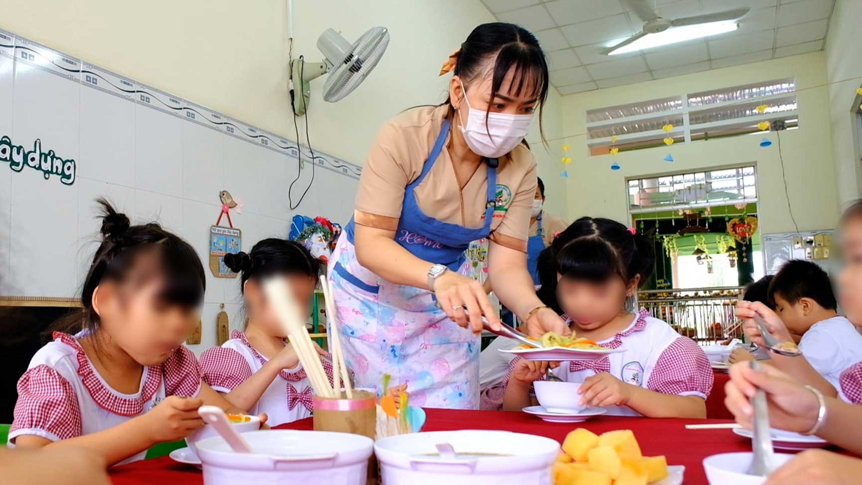 Cac chinh sach dai ngo moi se la su dong vien tinh than, giup cac giao vien an tam cong tac va gang bo voi nghe. Anh: Han Nghien