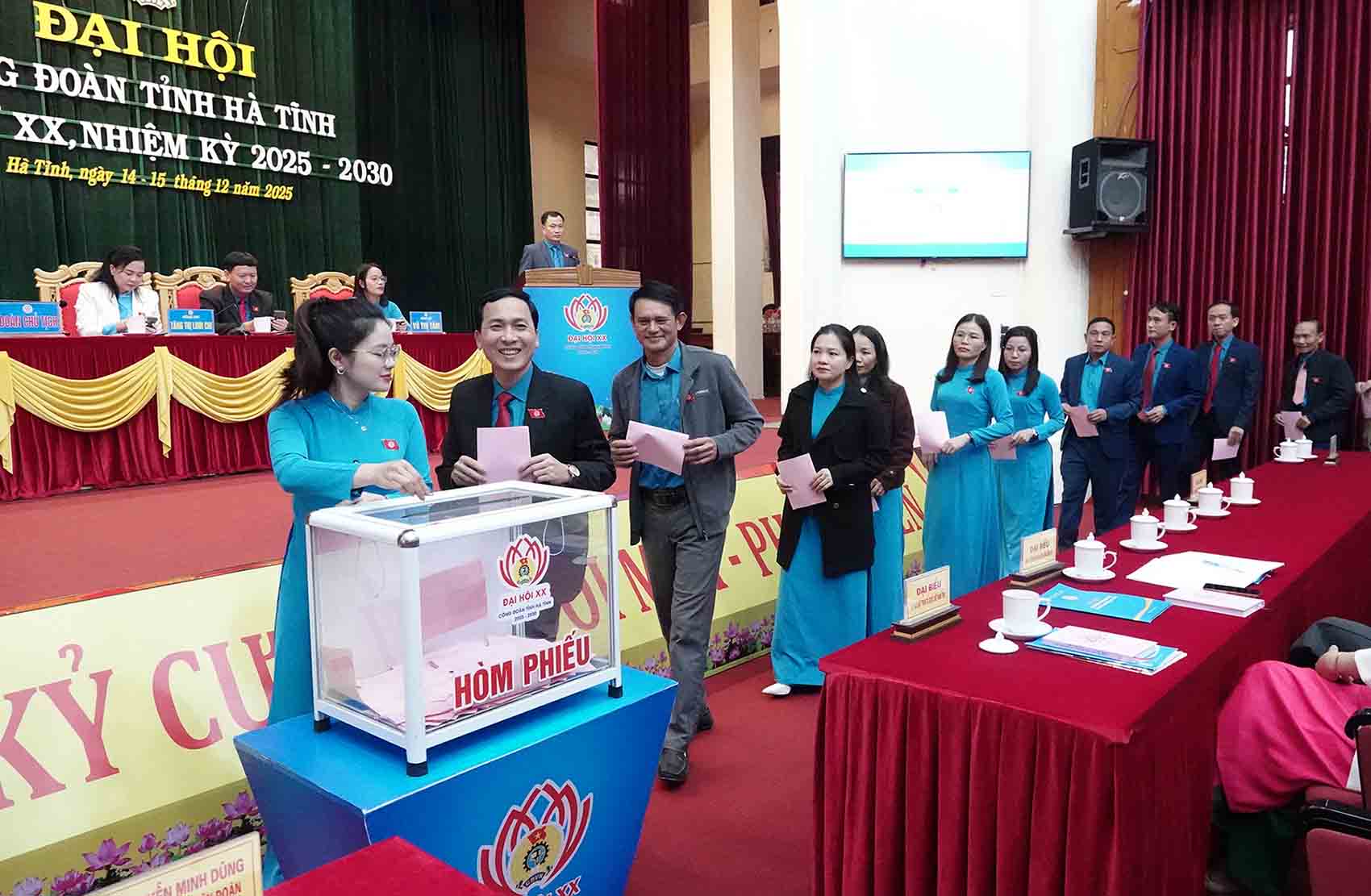 The Trade Union delegates voted to elect the Executive Committee of the Ha Tinh Provincial Federation of Labor, term XX, 2025 - 2030. Photo: Tran Tuan.