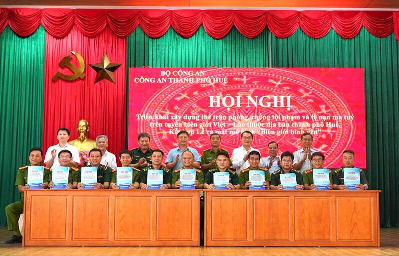 Cong an TP Hue va Bo doi Bien phong da ky ket Quy che phoi hop trong cong tac phong ngua, dau tranh chong toi pham ve ma tuy o khu vuc bien gioi Viet - Lao thuoc dia ban TP Hue. Anh: Hong Nhung/Bo Cong an
