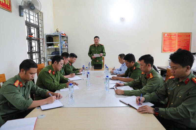 The working group of Lai Chau Provincial Police led by Colonel Pham Hai Dang - Deputy Director, Head of the Provincial Police Investigation Agency visited Pa Do Commune to inspect, grasp the situation and urge drug prevention and control work in the area. Photo: Advisory Department/Lai Chau Provincial Police