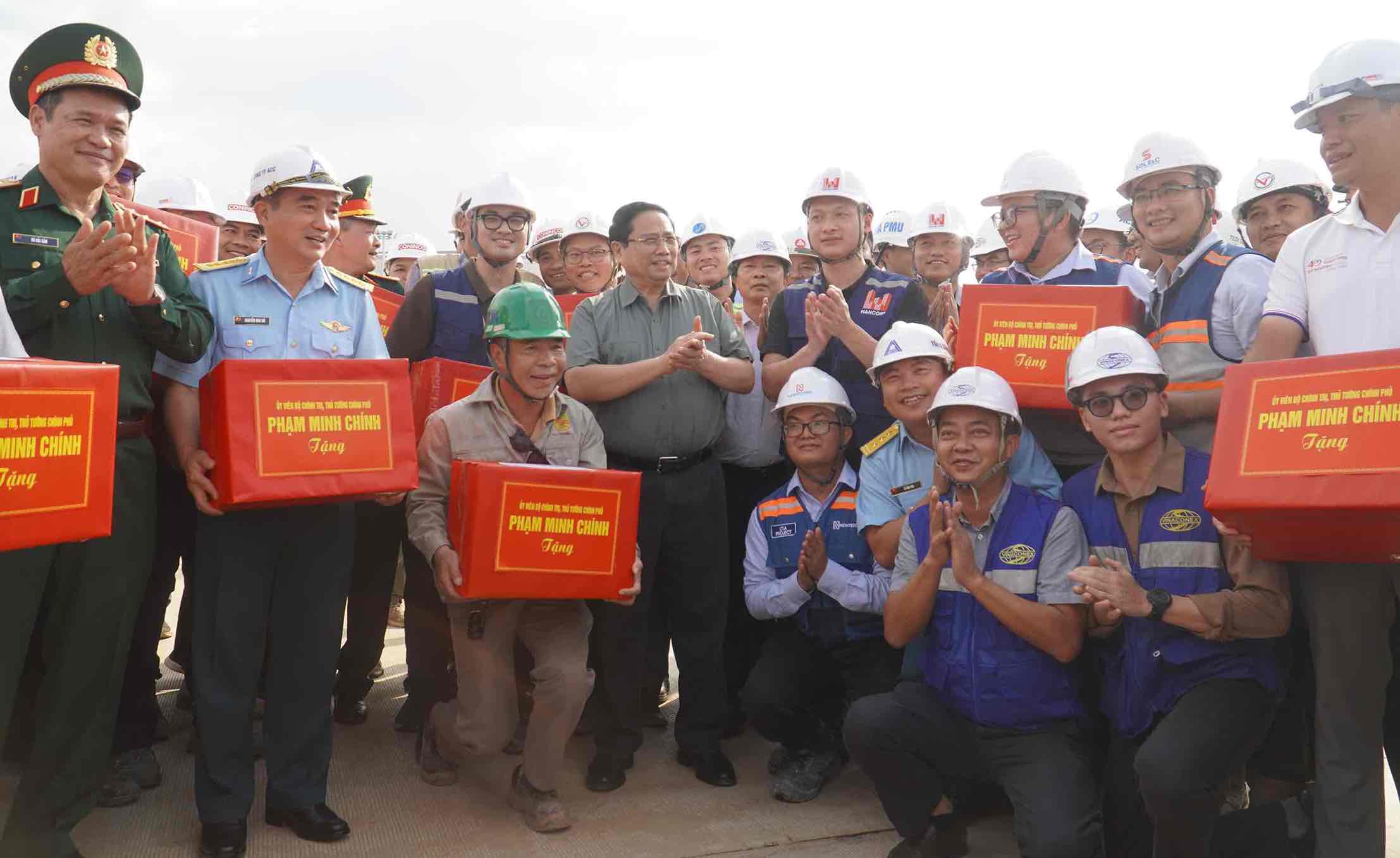 Thu tuong Chinh phu Pham Minh Chinh tang qua cho cac can bo, ky su, cong nhan, nguoi lao dong dang thi cong tai san bay Long Thanh. Anh: HAC
