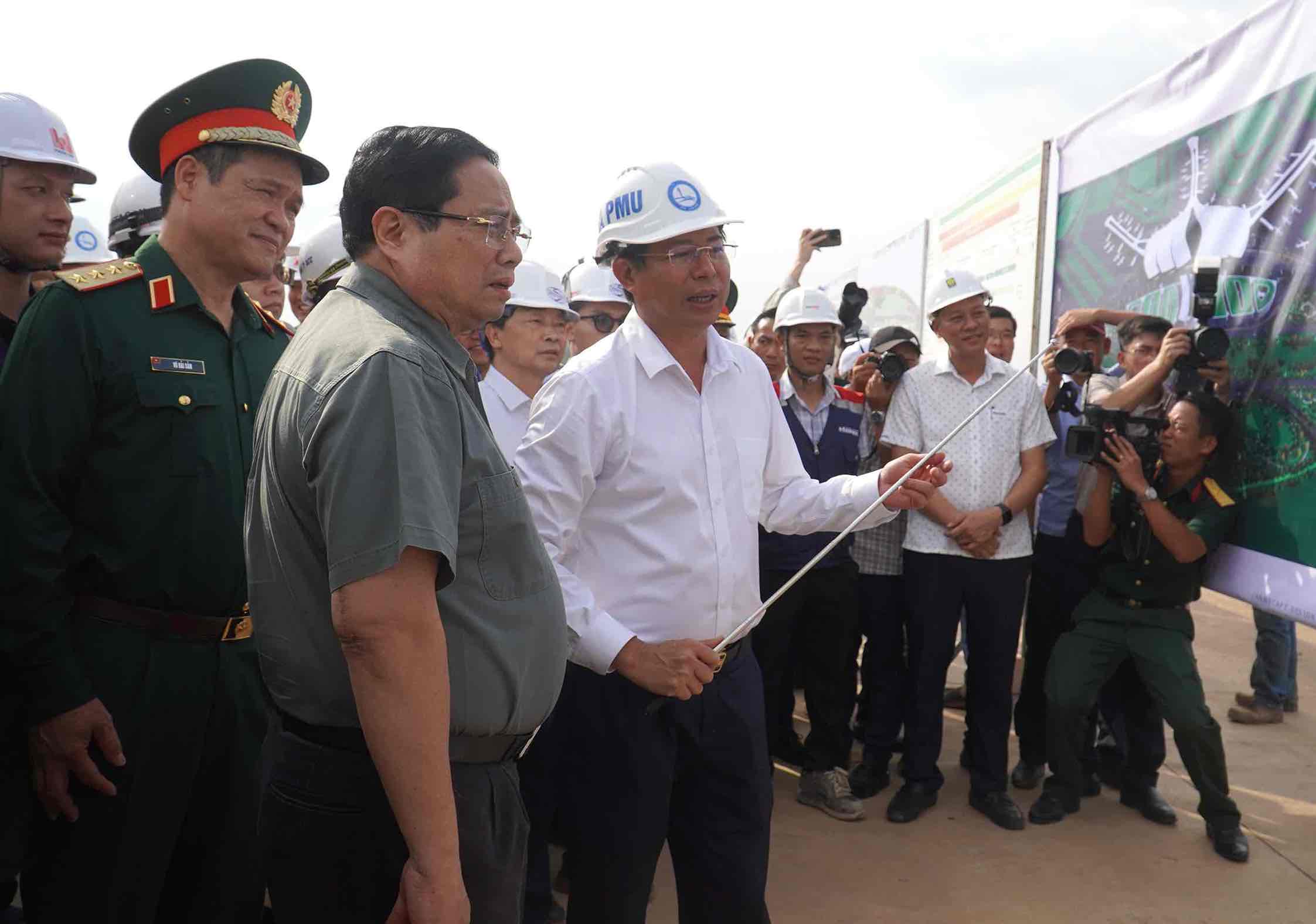 Ong Nguyen Tien Viet - Pho Tong giam doc phu trach ACV bao cao tien do trien khai du an thanh phan 3 - Du an san bay Long Thanh. Anh: HAC