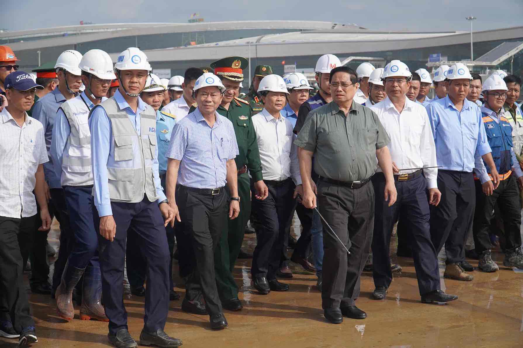 Thu tuong Chinh phu Pham Minh Chinh kiem tra san bay Long Thanh. Anh: HAC
