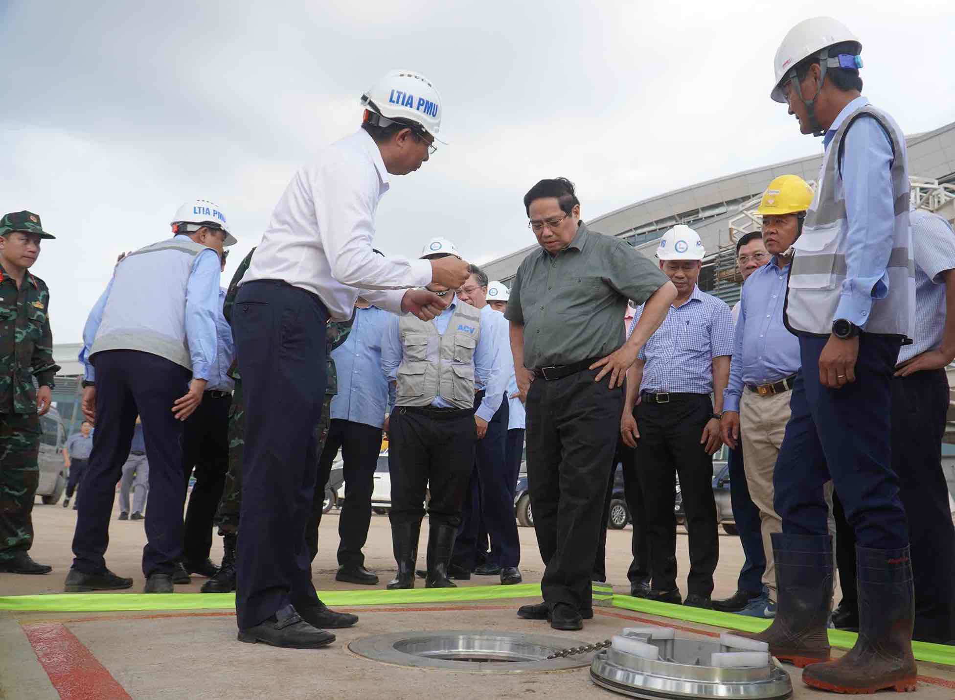 Thu tuong Chinh phu Pham Minh Chinh kiem tra tien do tai nha ga hanh khach san bay Long Thanh. Anh: HAC