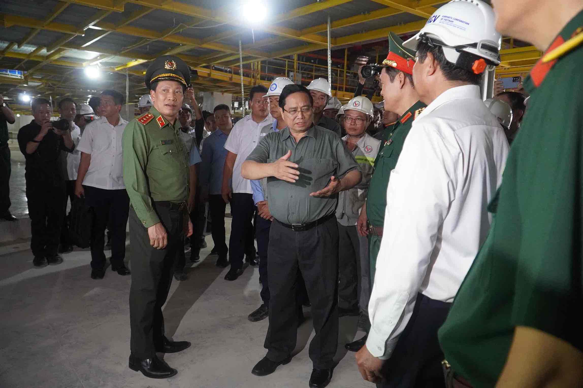 Thu tuong Chinh phu Pham Minh Chinh kiem tra ben trong nha ga hanh khach san bay Long Thanh. Anh: HAC