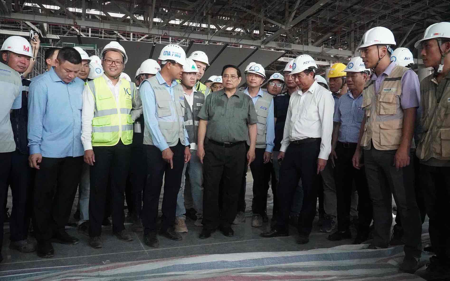 Thu tuong Chinh phu Pham Minh Chinh kiem tra nha ga hanh khach san bay Long Thanh. Anh: HAC