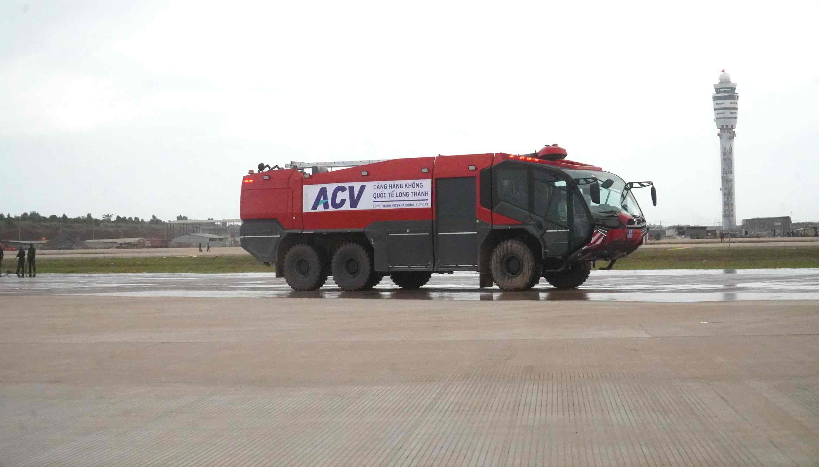 Xe ve sinh duong cat ha canh san bay Long Thanh. Anh: HAC