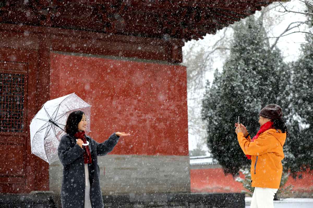 Cold air flows in, snow falls in Te Nguyen, Ha Nam, China, on December 12, 2025. Photo: Xinhua