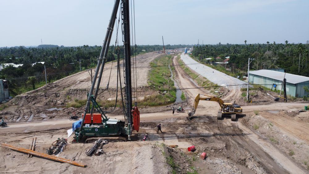 Doan giao voi duong An Son 02 dang bat dau dap nen