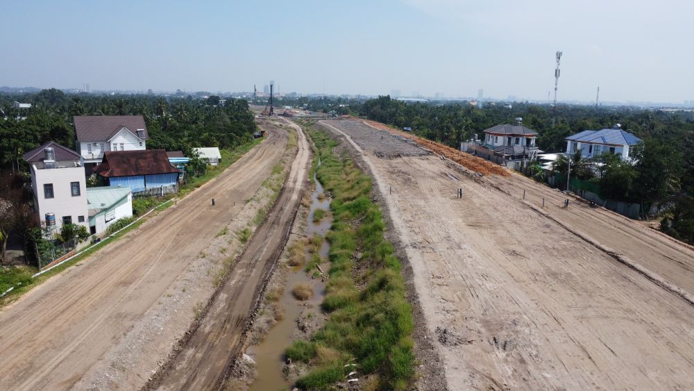 Hinh hai duong cao toc va duong song hanh hai ben dang dan thanh hinh. Anh: Dinh Trong