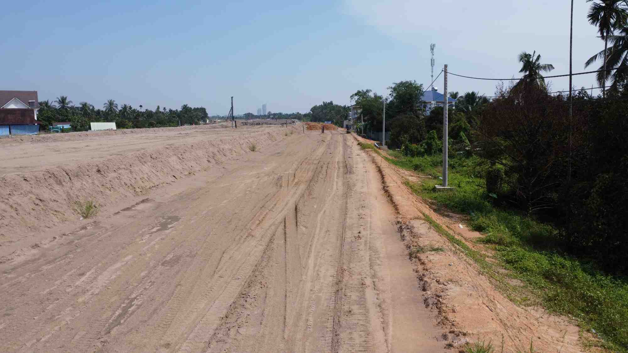 Phan duong dai khoang 8km doan qua phuong Thuan dang duoc do dat dap nen duong. Anh: Dinh Trong