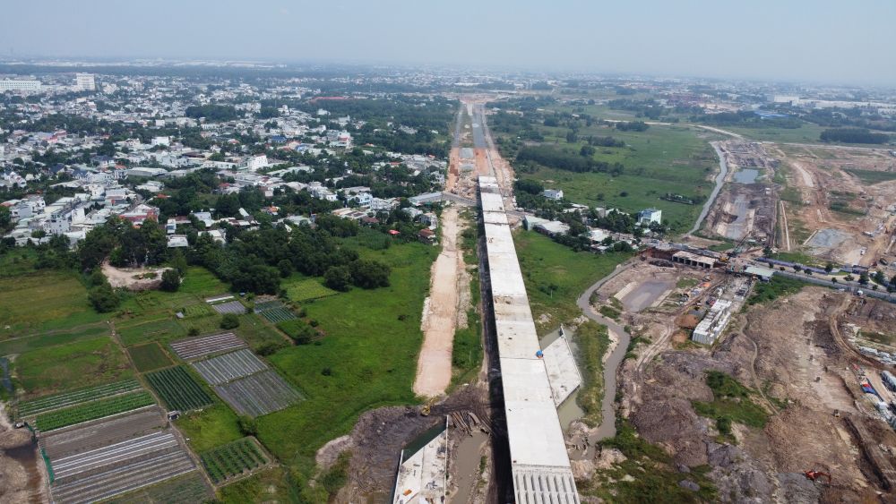 Doan cau vuot gan 1km dang duoc khan truong xay dung. Anh: Dinh Trong