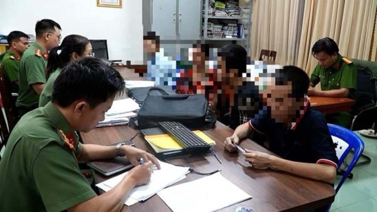 Cac phong nghiep vu Cong an tinh Quang Ngai lam viec voi cac doi tuong xuat canh trai phep ra nuoc ngoai ban than va tham gia lua dao truc tuyen bi truc xuat khoi Campuchia. Anh: Thanh Su