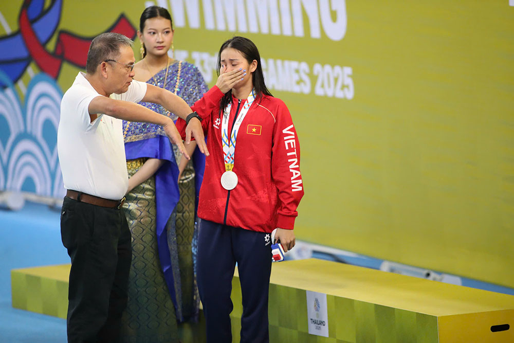Vo Thi My Tien burst into tears on the podium to receive the silver medal at the 33rd SEA Games. Photo: Bui Luong