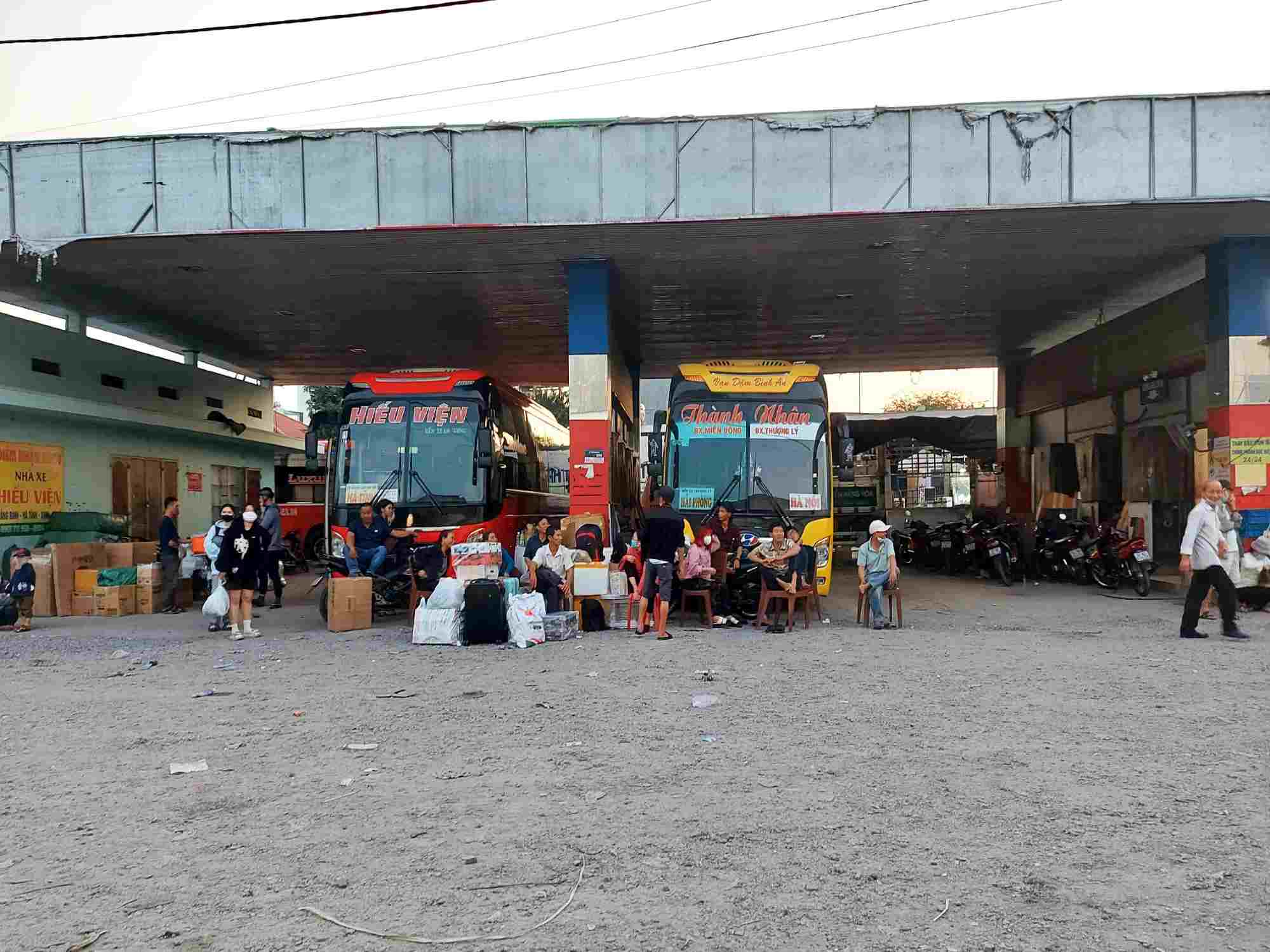 Khach cho len xe tai mot “ben coc” tren Quoc lo 1. Anh: Minh Quan