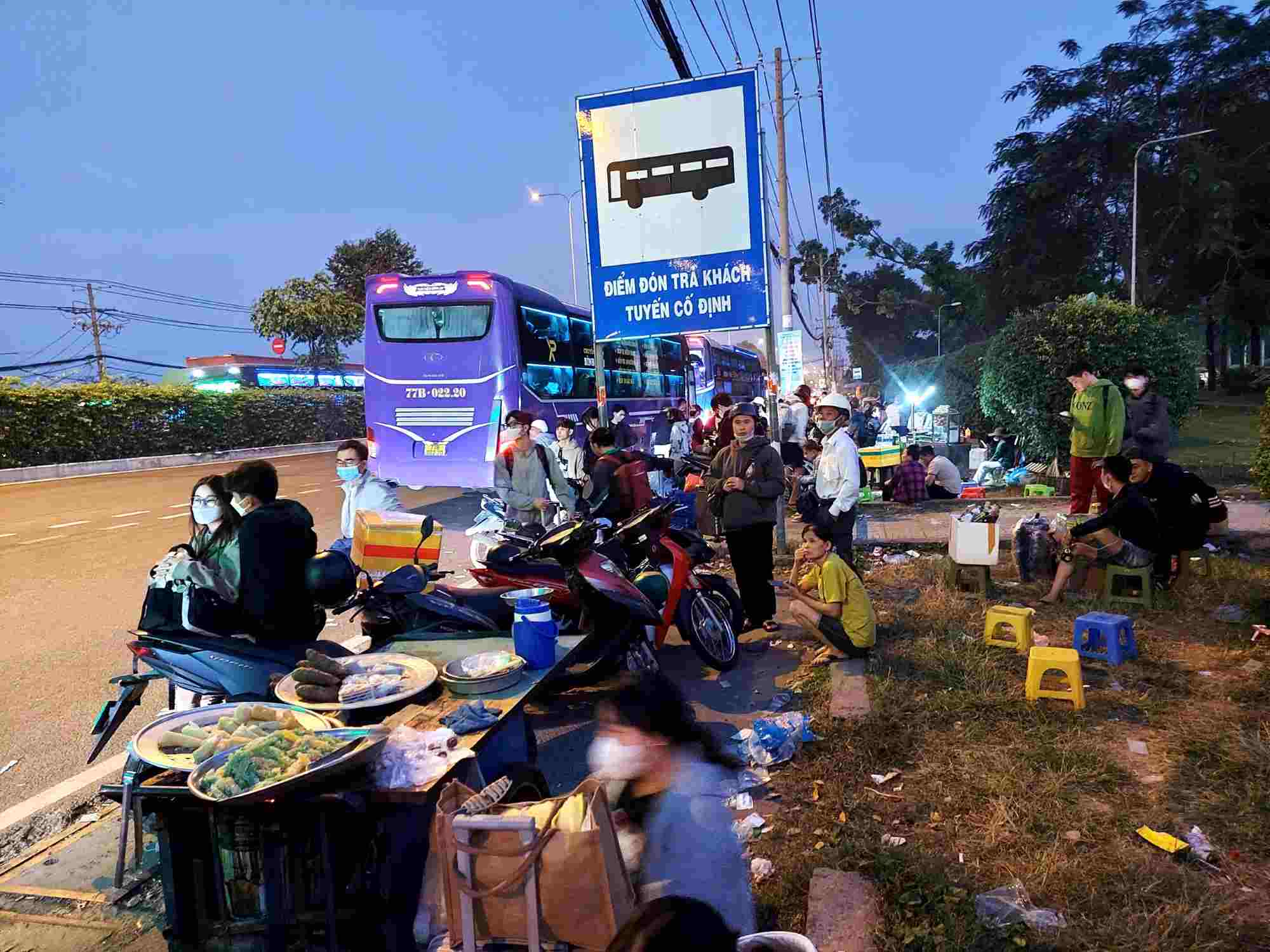 Khach don xe tai diem don tra khach co dinh truo