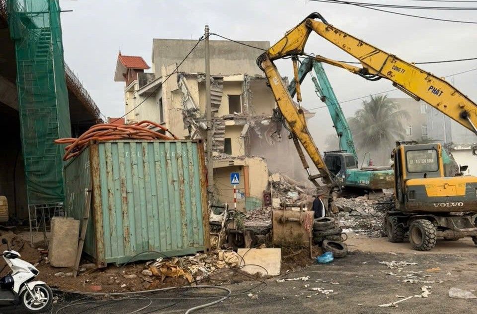 People are struggling to remove dirt from the construction to serve the remaining project of Ring Road 2. Photo: Phuong Hung Dao, Hai Phong City